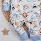 Mameluco bebé LITTLE DREAMERS orgánico broches hombro y entrepierna